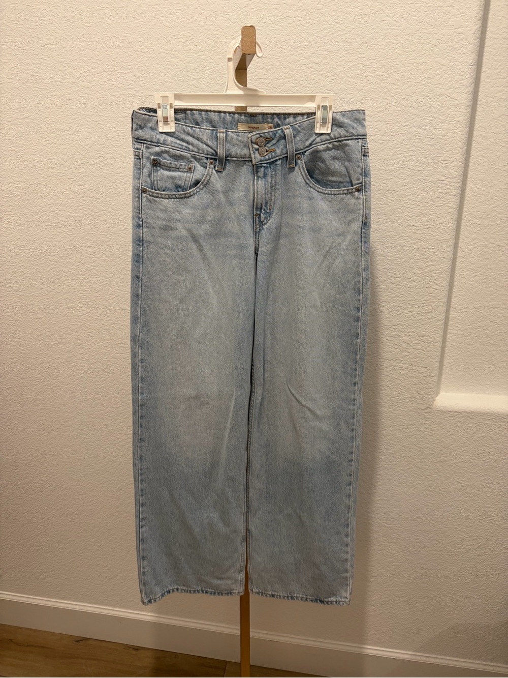 Levi’s Light Wash low rise Straight Leg Jeans size 28